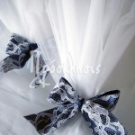 Μπομπονιέρα γάμου τούλινη με φιόγκο μπλε σκούρο ντουμπλαρισμένο με δαντέλα
