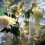 Στολισμός νυφικό τραπέζι με τριαντάφυλλα και γυψόφυλλο
