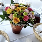 Στολισμός τραπεζιού γάμου με πολύχρωμα λουλούδια