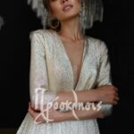 Νυφικό 'Gabbiano & Strekkoza' σε χρυσαφί χρώμα με απλό ιδιαίτερο κόψμο και πουά φούστα