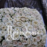 Μαξιλάρι από τριαντάφυλλα και τις βέρρες του γάμου