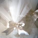Κλασσική τούλινη μπομπονιέρα γάμου σε ιβουαρ χρώμα