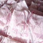 Μπομοπονιέρα γάμου φάκελος δαντέλα με τούλι ροζ μεσα