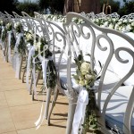 Διακόσμηση καρέκλας γάμου με μπουκέτο λουλούδια