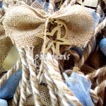 μπομπονιερα κρεμαστή με φιόγκο λινάτσα και μπρελόκ
