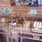 Τραπέζι υποδοχής με γλυκά σε χρυσαφί αποχρώσεις και δέντρο της ζωής