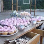 Στπολισμός τραπέζι υποδοχής γάμου με ορτανσίες μπλε και ροζ σε ρουστικ στυλ