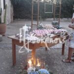 Στπολισμός τραπέζι υποδοχής γάμου με ορτανσίες μπλε και ροζ και ξύλινη αψίδα με κορνίζες και fairy lights σε ρουστικ στυλ