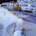 Μπομπονιέρα γάμου βραχιολάκι από κουφέτα με ευχαριστήριο καρτελάκι, περασμένη στην χειροπετσέτα πάνω στο πιάτο