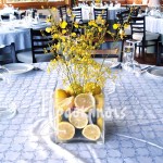 Στολισμός τραπεζιού γάμου με λεμόνια,κίτρινη μίνι ορχιδέα και κίτρινο γυψόφυλλο