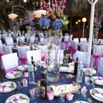 Στολισμός γάμου με κοχύλια,χρυσόψαρα και λουλούδια σε αποχρώσεις μπλε και φούξια