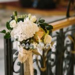 Λεπτομέρεια στολισμού γάμου με λευκά λουλούδια