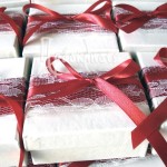 Μπομπονιέρα γάμου κουτί με κόκκινη δαντέλα και φιόγκο