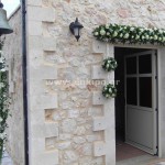 Στολισμός εκκλησίας γάμου, πόρτα και καμπάνα με γιρλάντα με λουλούδια