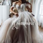 Νυφικό 'Gabbiano & Strekkoza' χαμόγελο σε ρομαντική γραμμή με ιδιαίτερα μανίκια